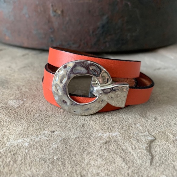 Women’s Triple Wrap Leather Bracelet - Picture 8 of 11